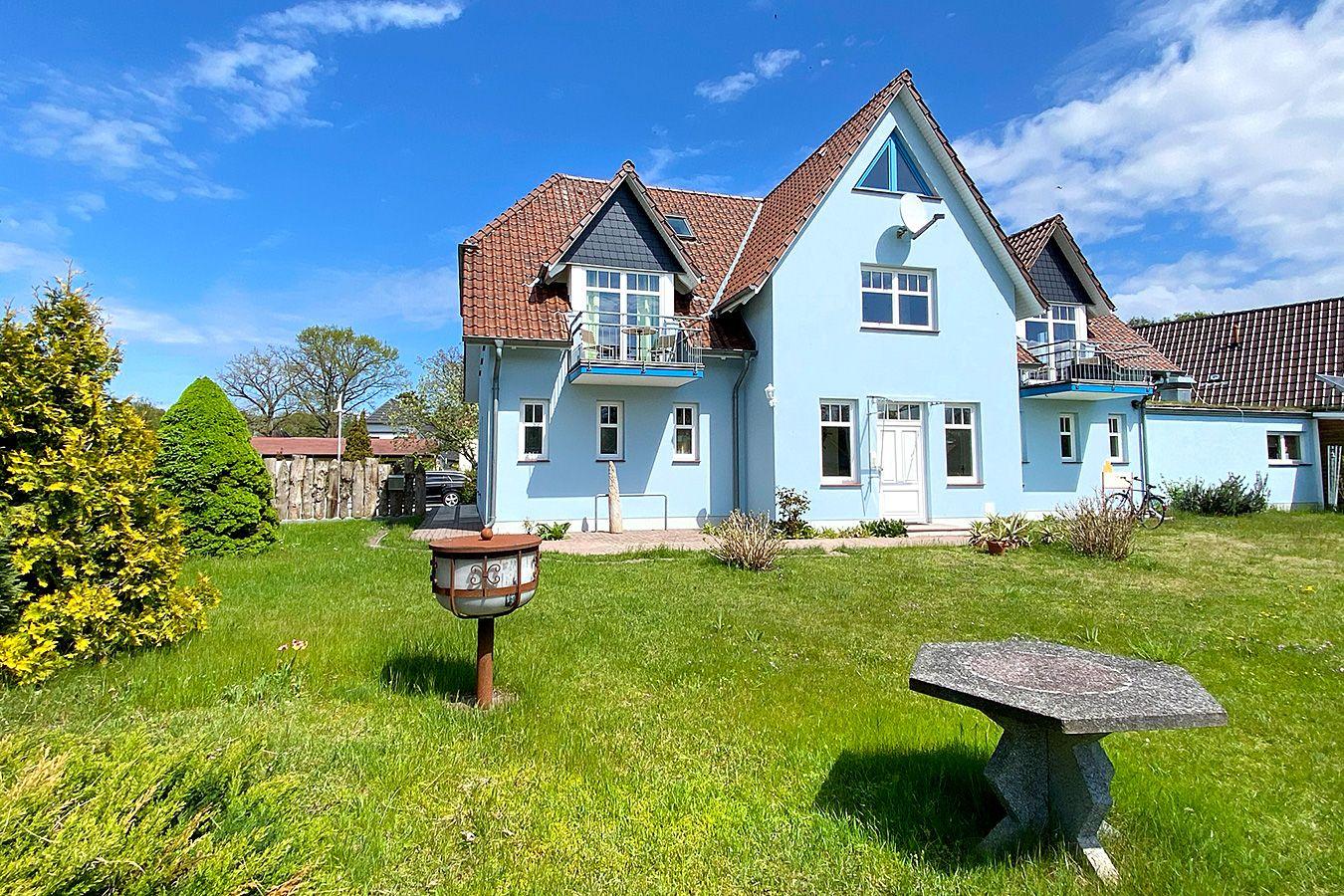 Südseite des Hauses mit Grundstück