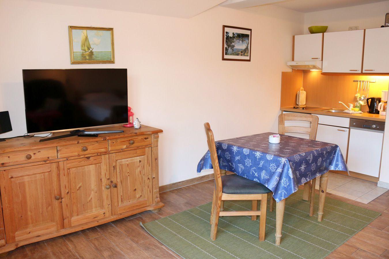 Essbereich / Küche mit Sideboard und TV
