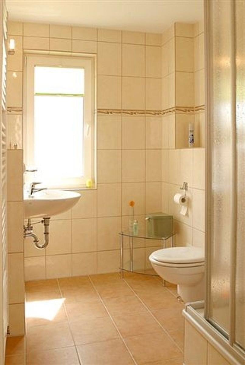 Badezimmer mit Toilette, Waschbecken und Dusche