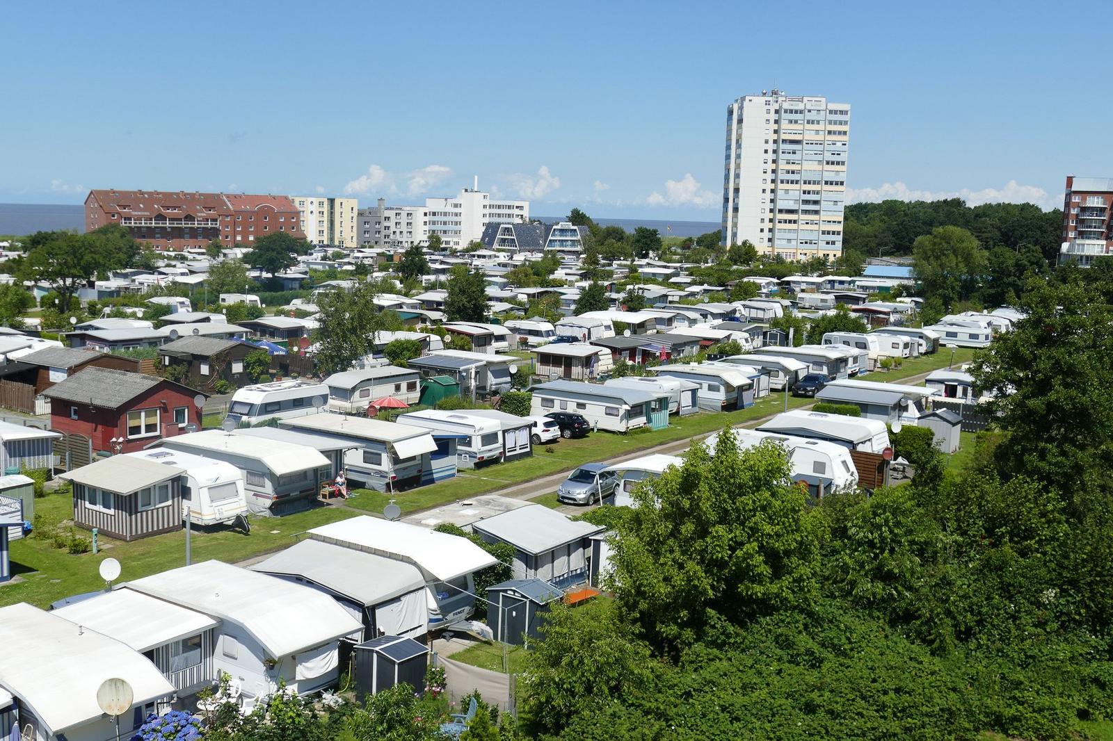 Übersicht über Wohnwagen- und Ferienhauscampingplatz mit Blick auf Hotels und Meer.