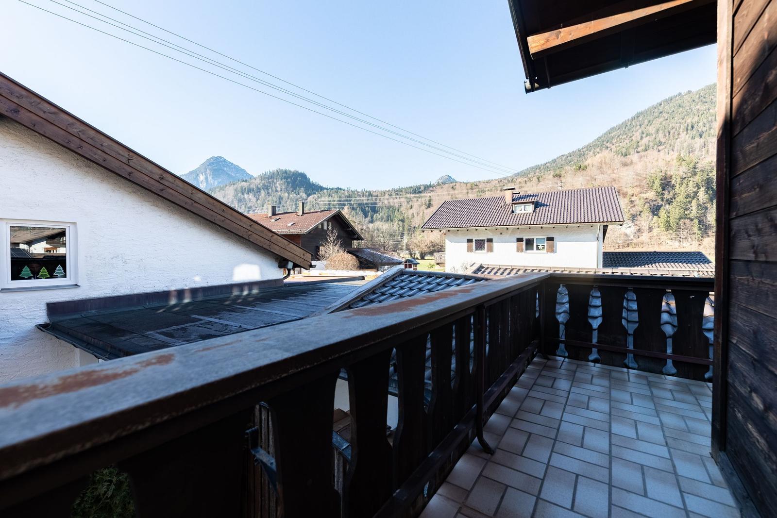 Terrasse mit Blick auf Berge und umliegende Häuser.