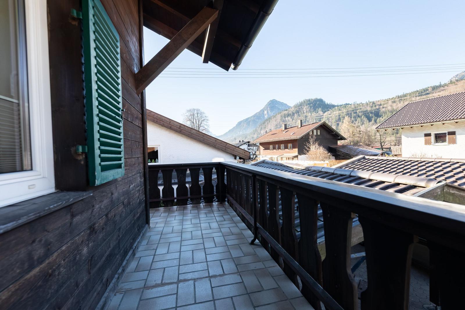 Terrasse mit Blick auf Berge und Dächer