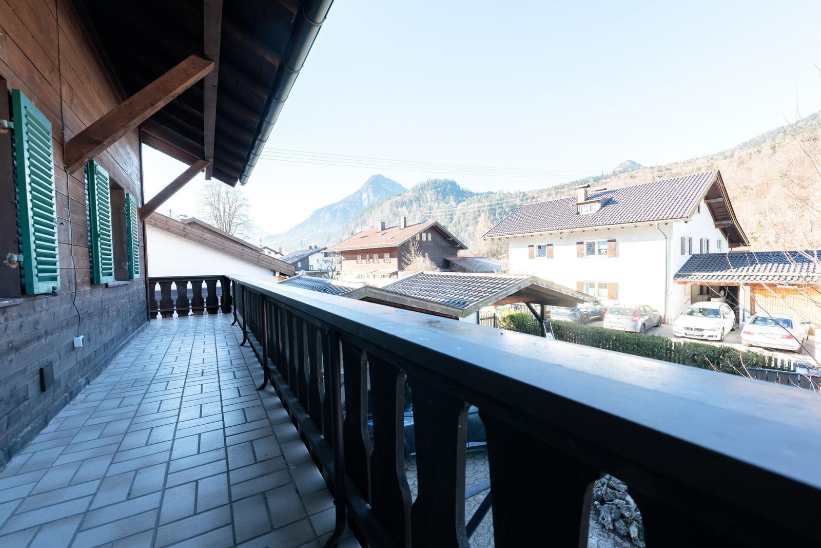 Terrasse mit Blick auf Berg und Häuser