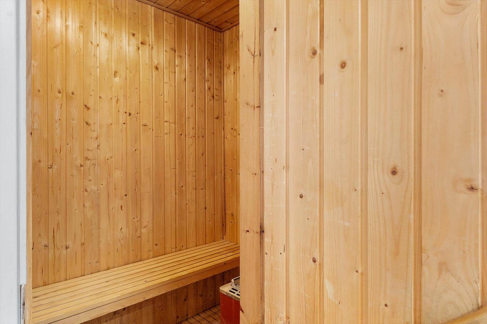 Sauna mit Holzwand und Sitzbank