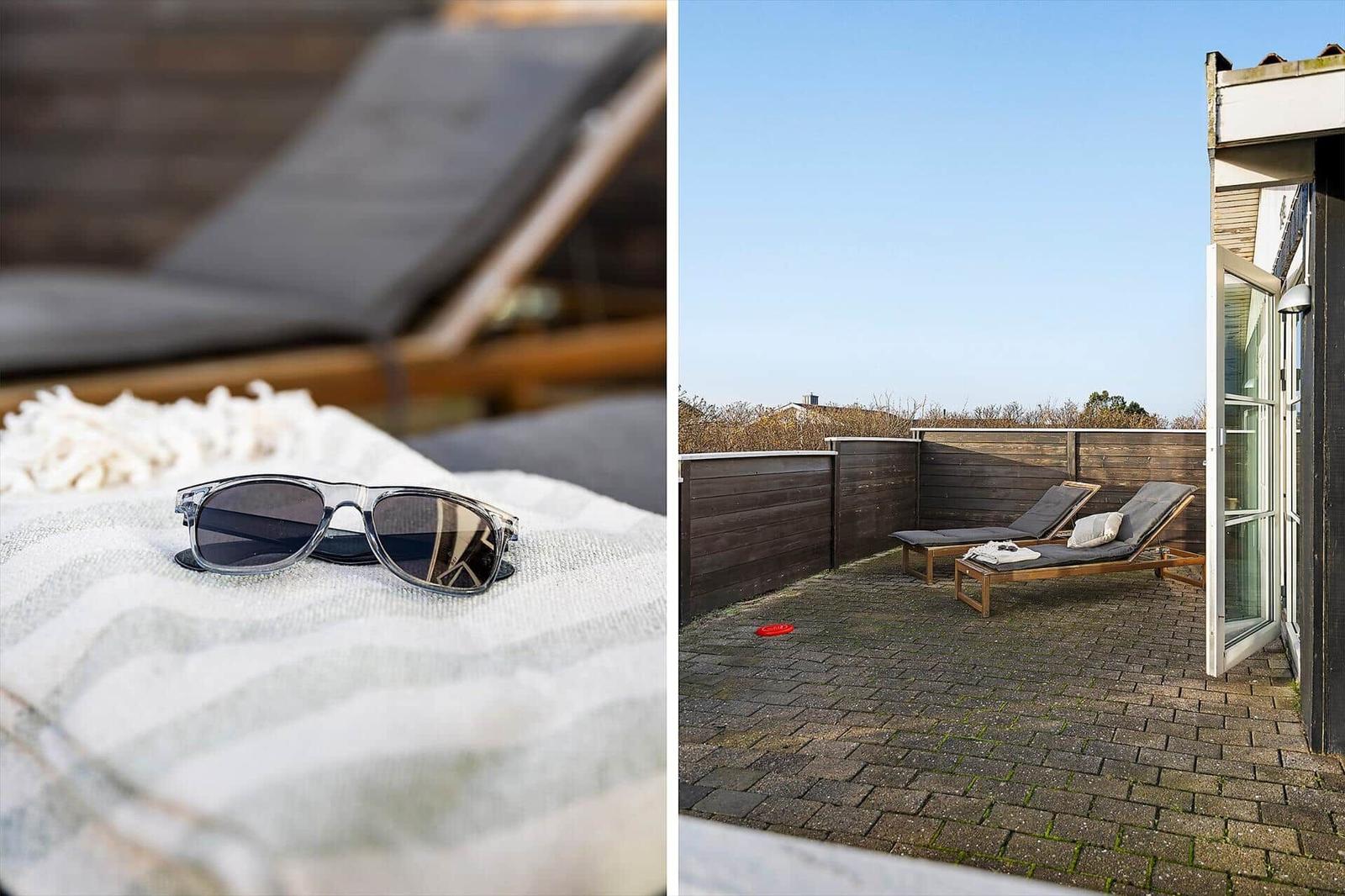 Sonnige Terrasse mit Liegestühlen und Blick auf den Himmel.