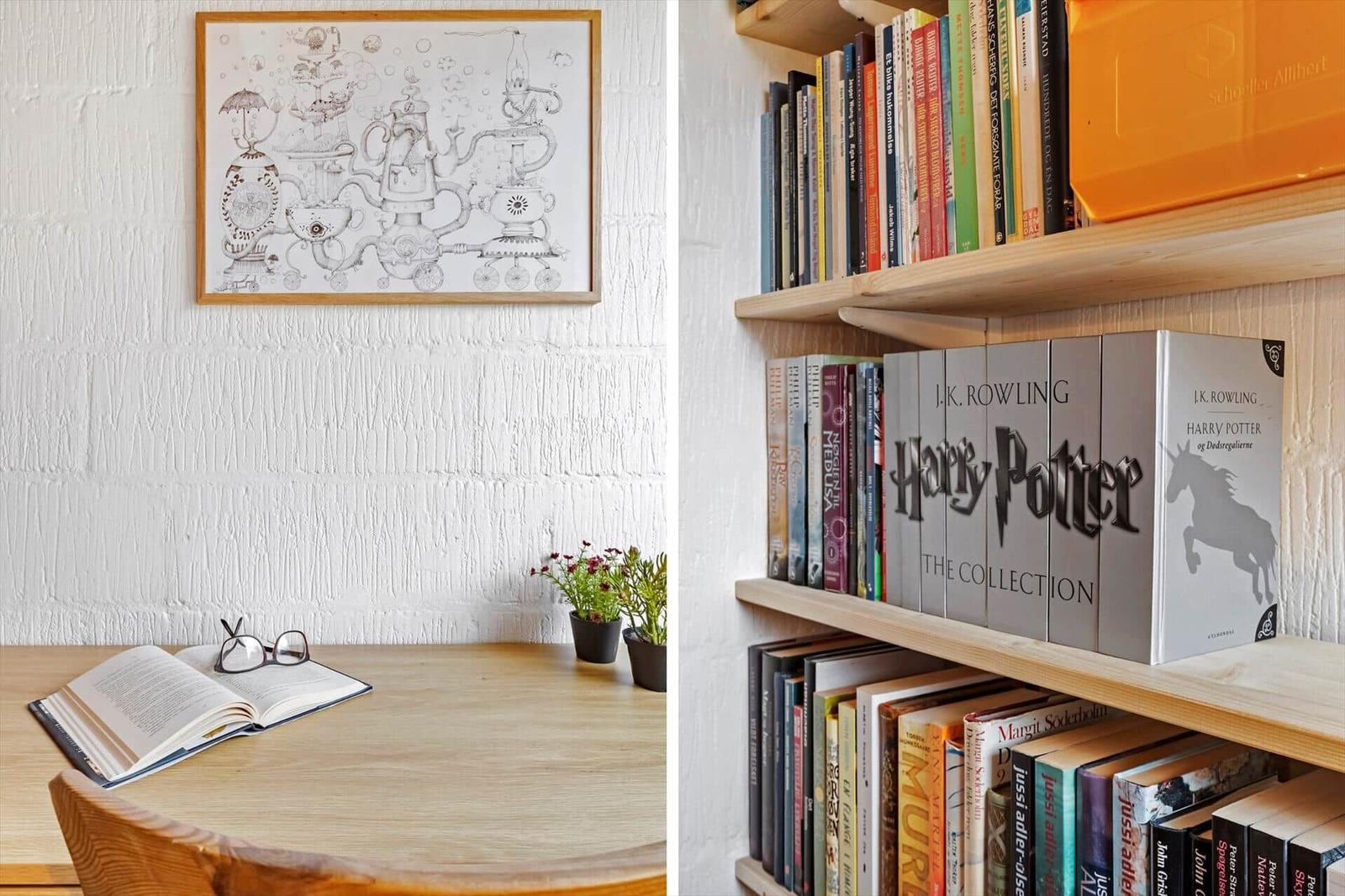 Schreibtisch mit Buch und Brille, Wandbild und Bücherregal mit Harry Potter Sammlung.
