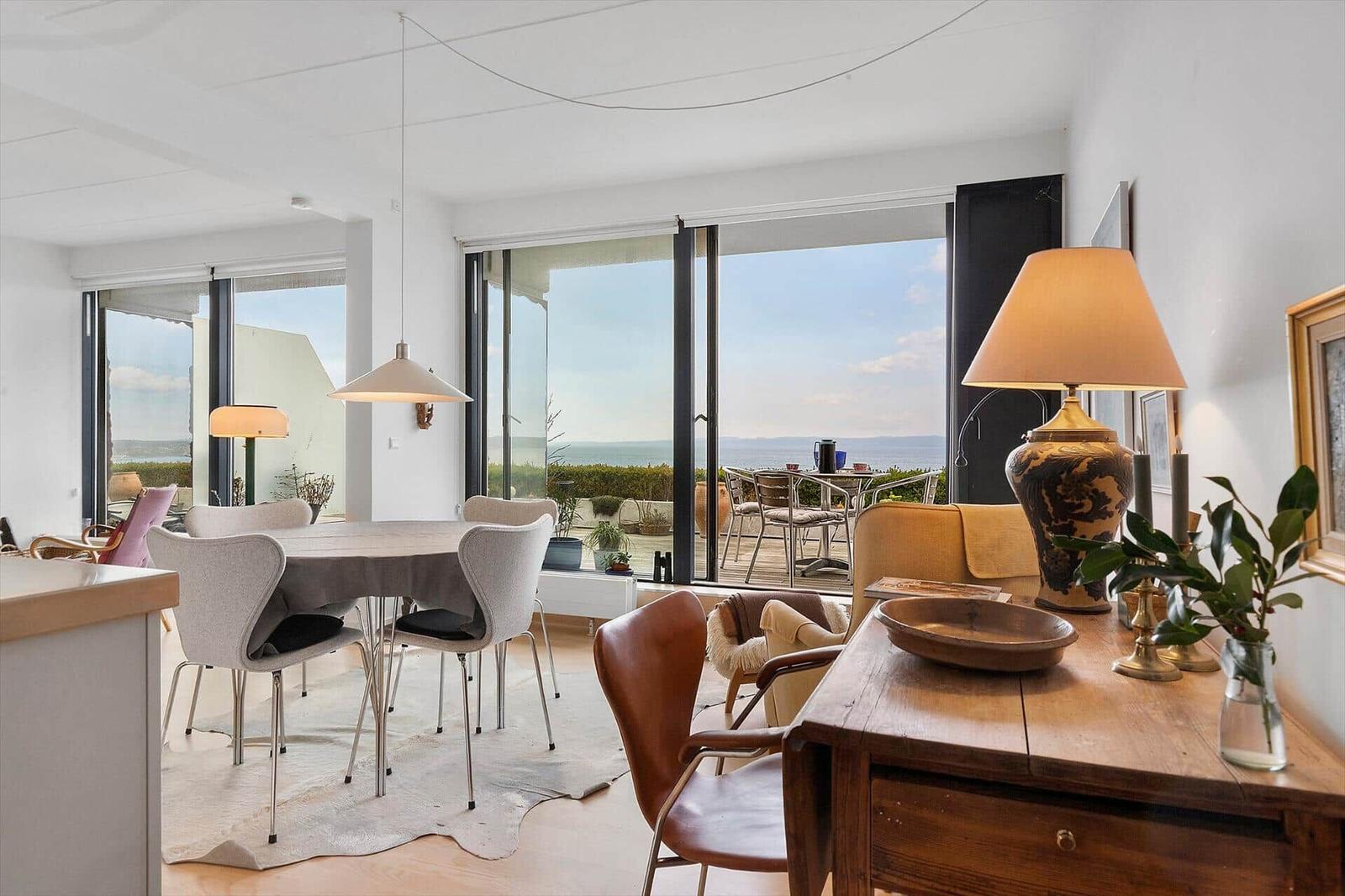 Dining area with sea view and terrace with garden furniture.