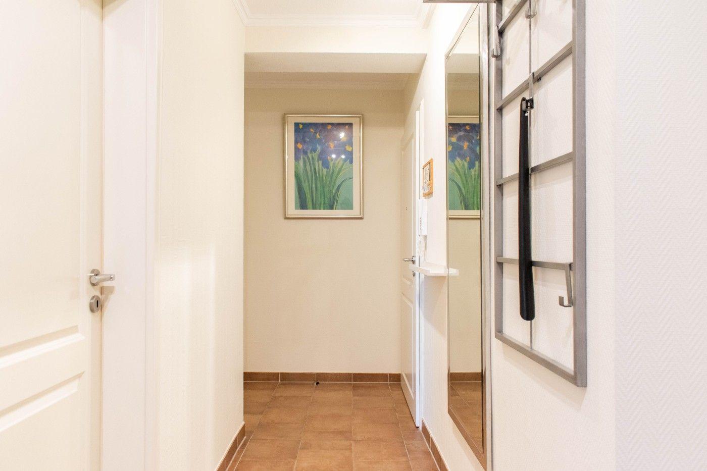 Flur mit Bild an der Wand und Spiegeltür rechts