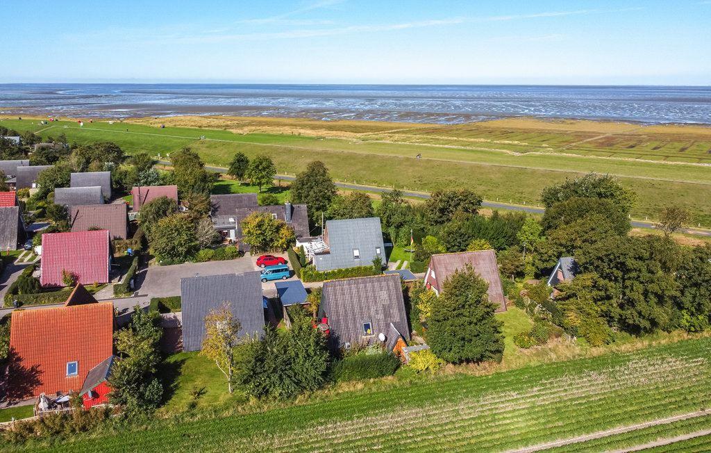 Dorf mit Häusern und Blick auf die Nordsee