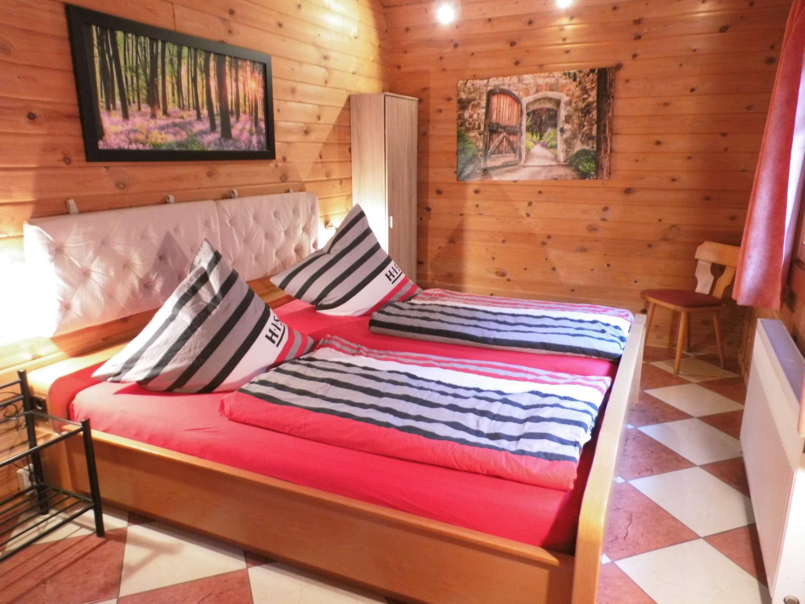 Schlafzimmer mit 2 x 2 m breiten Doppelbett