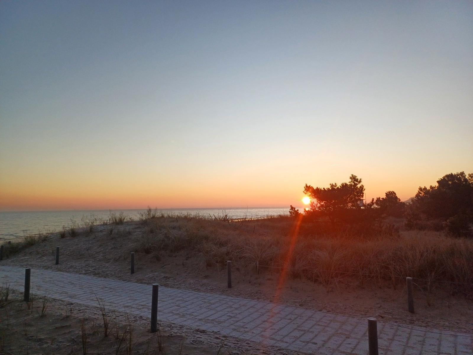 Sonnenuntergang am Strand mit Dünen und Weg