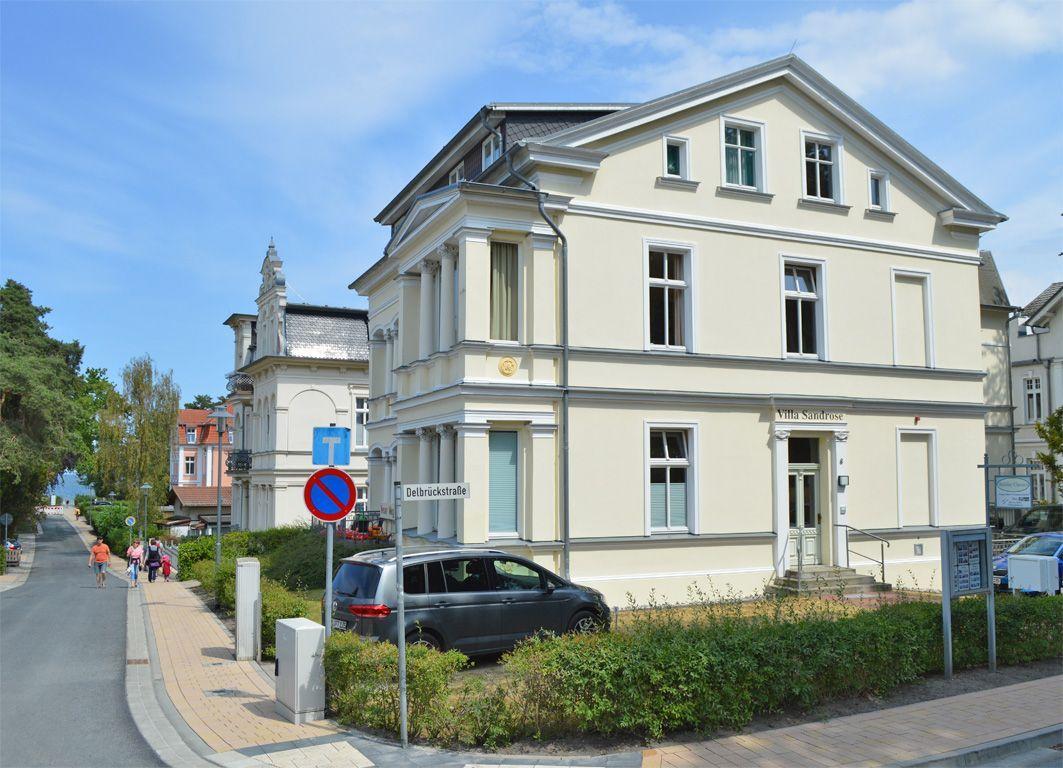 Villa Sandrose in Delbrückstraße, zweistöckig, mit Eingang und gepflastertem Weg.