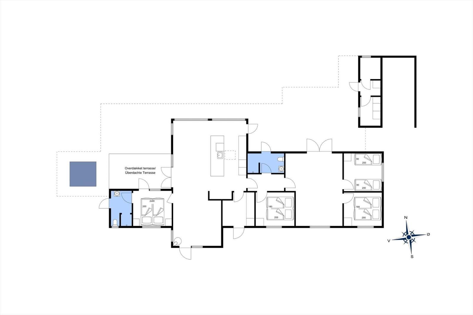 The apartment has three bedrooms, a kitchen, a bathroom, and a covered terrace.