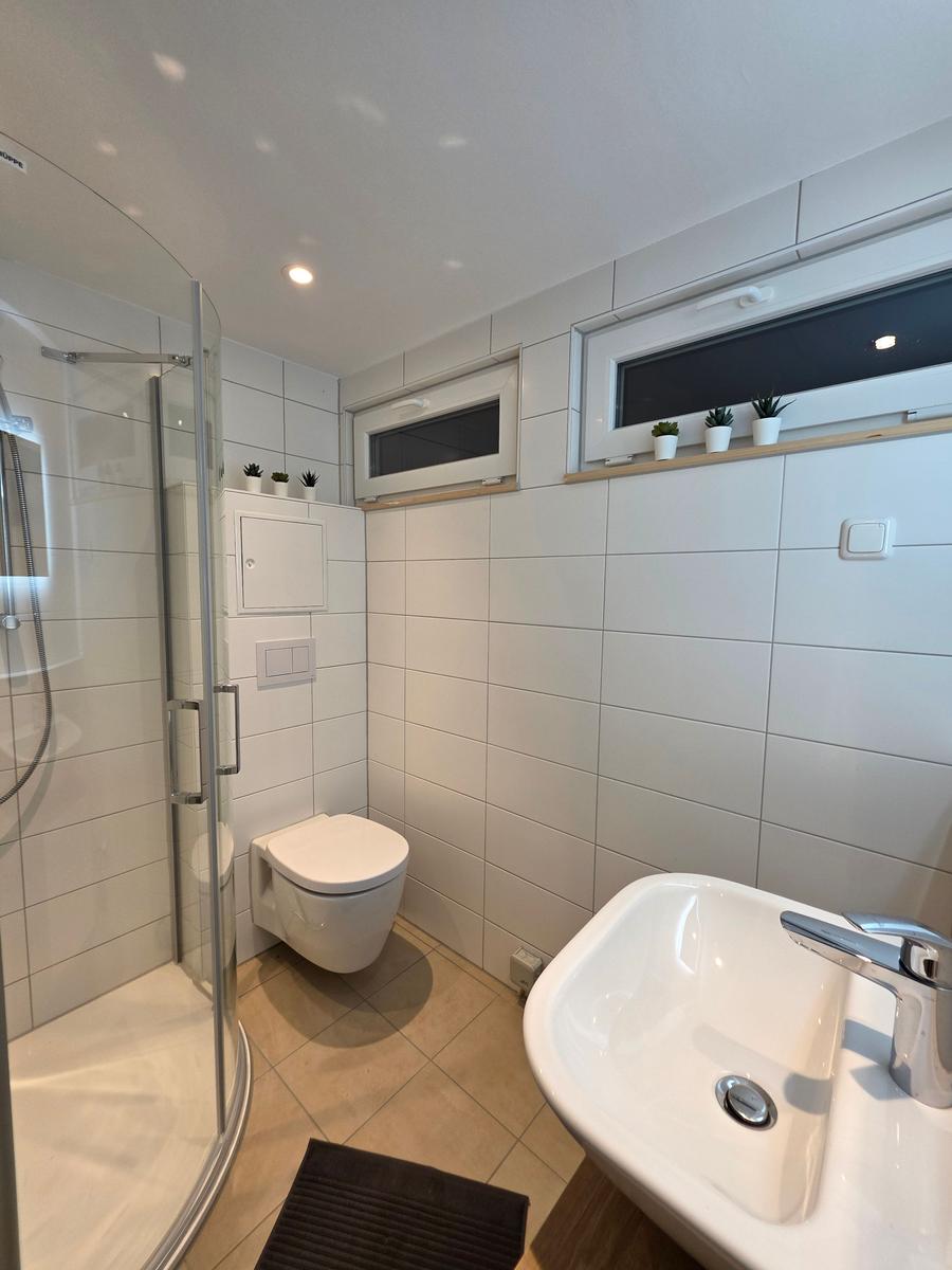 Genießen sie unsere nagelneuen Sanitäranlagen. Hier ist auch an einen kleinen Fön gedacht.