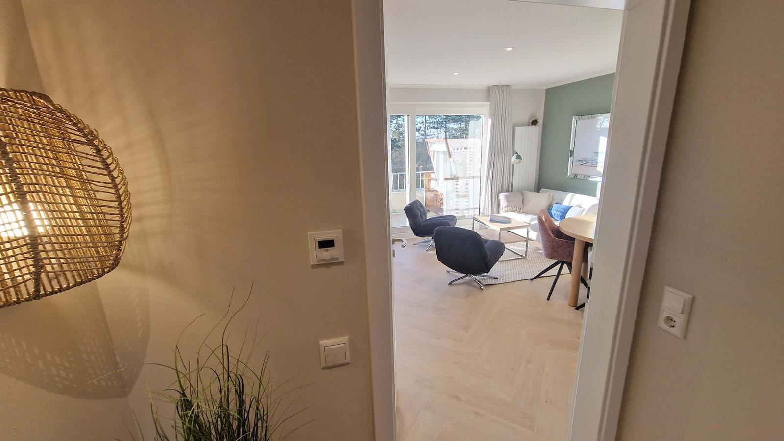 Blick vom Flur ins Wohnzimmer...