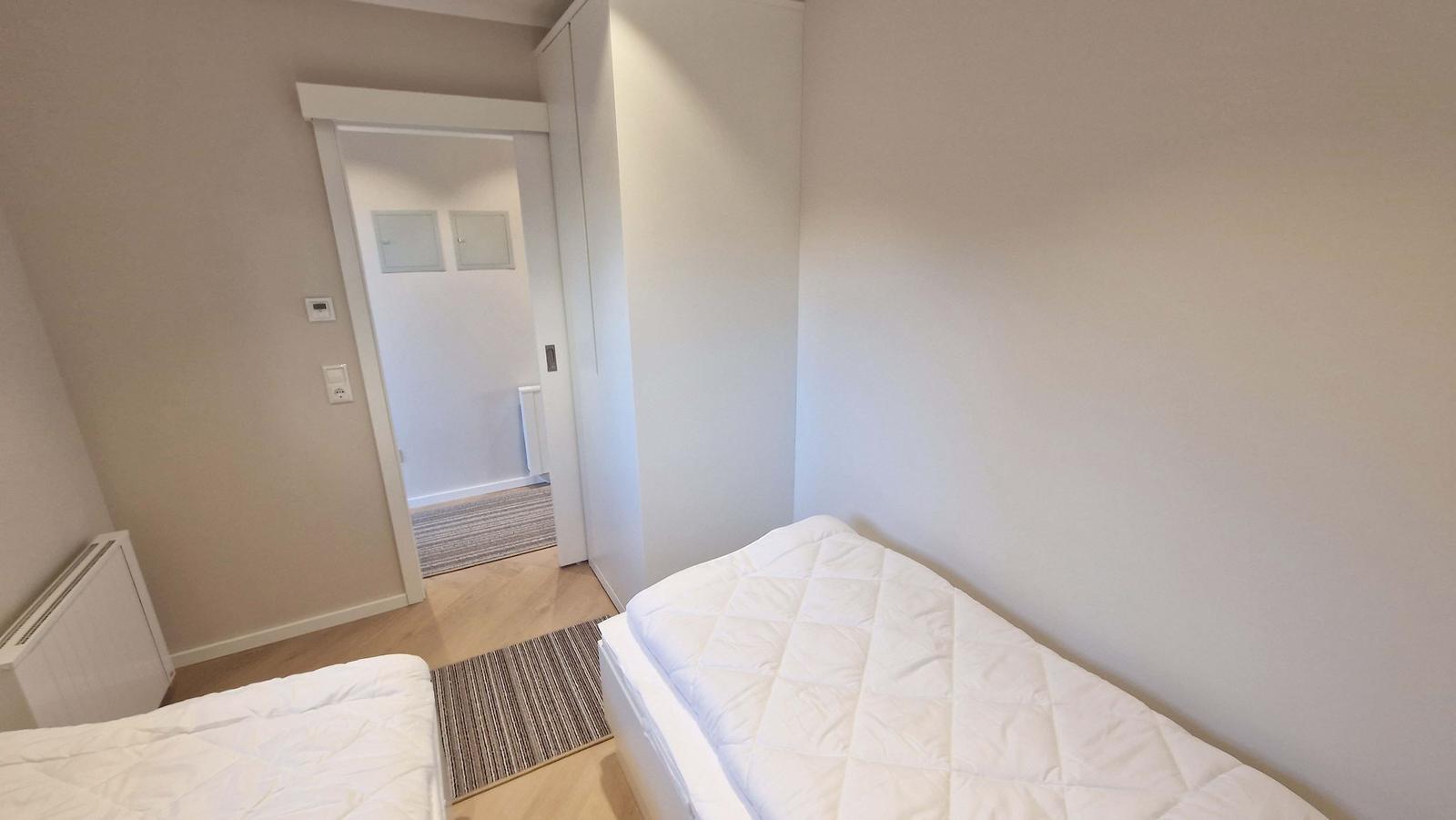 Schlafzimmer mit Kleiderschrank ...