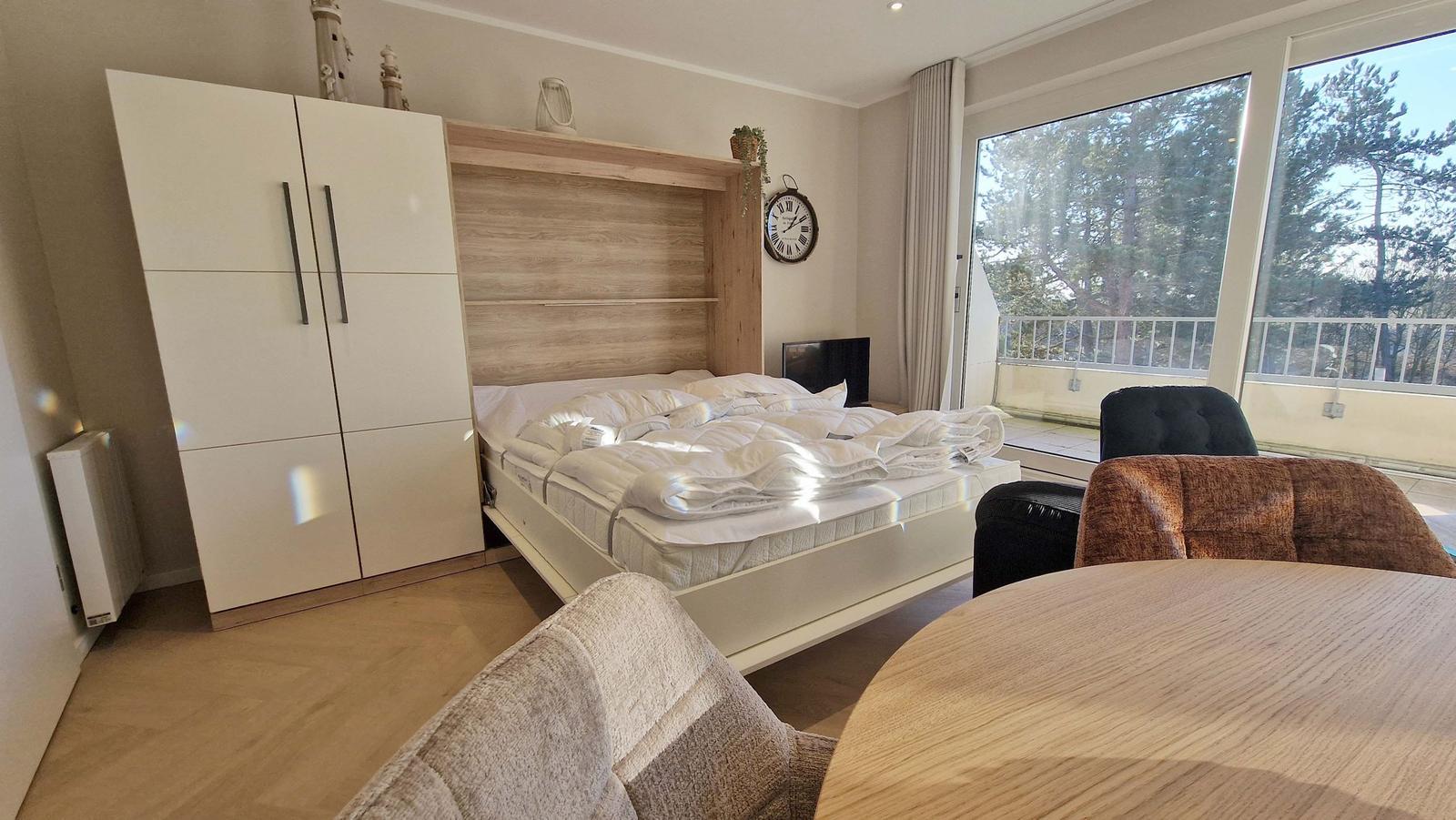 Wohnzimmer mit Schrankbett...