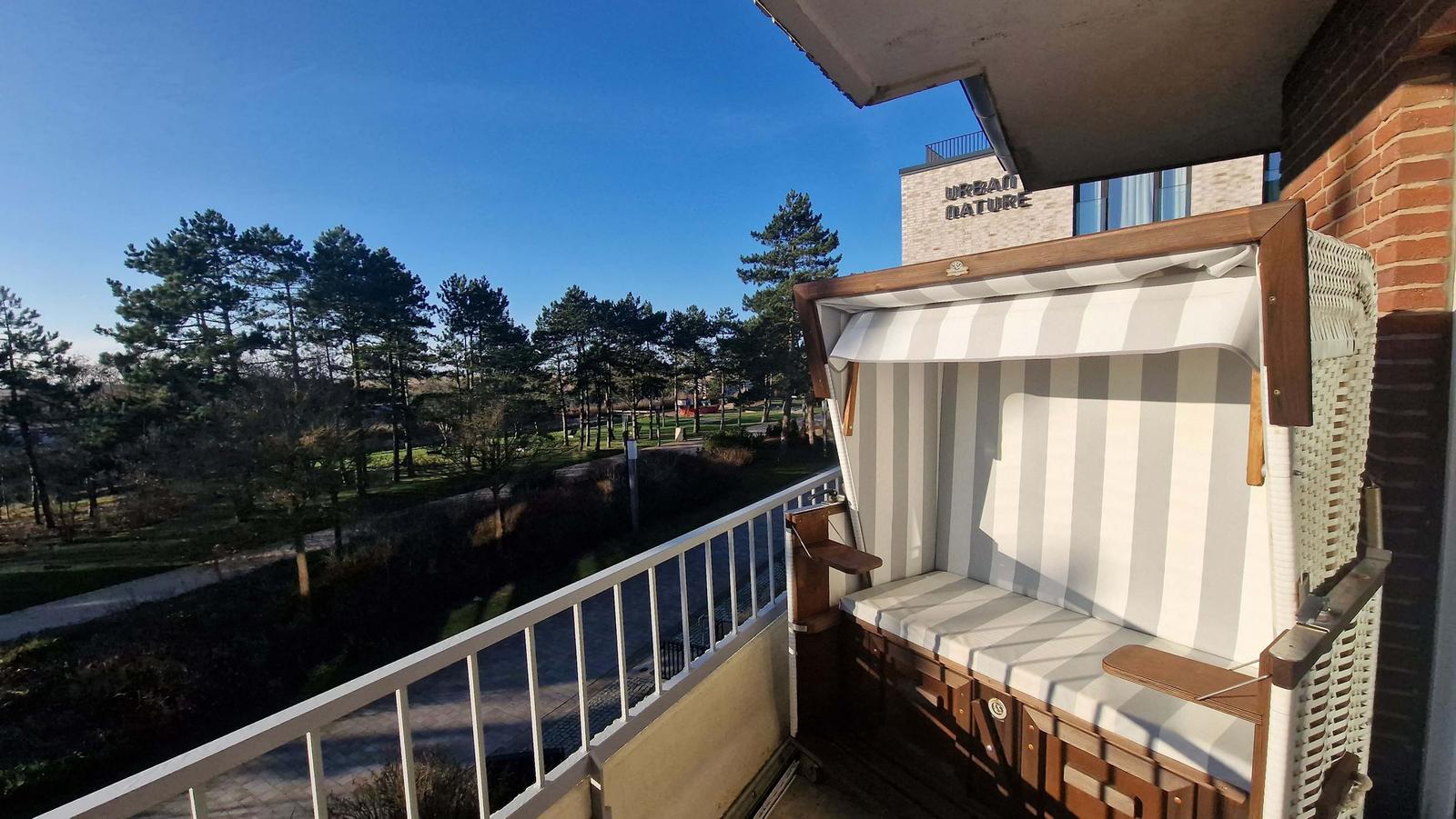 Balkon mit Strandkorb...