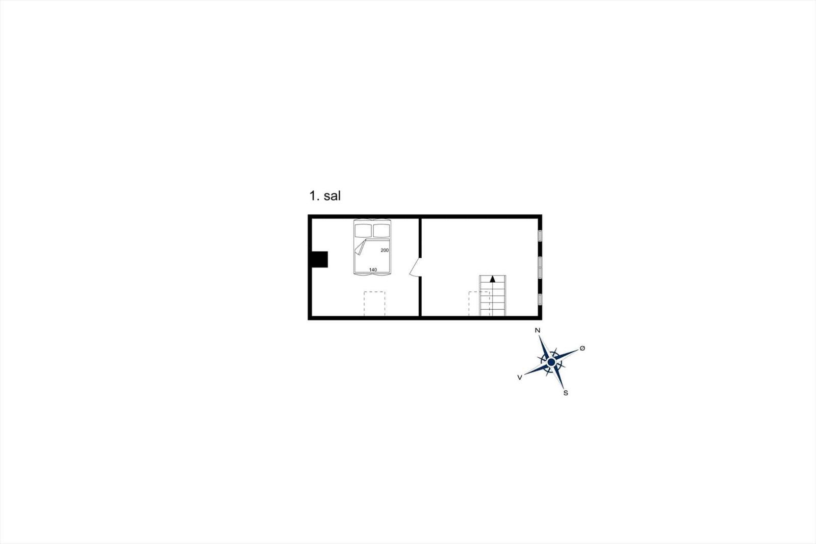 Einfaches Schlafzimmer mit 200 cm Bett und Treppe zur nächsten Etage.