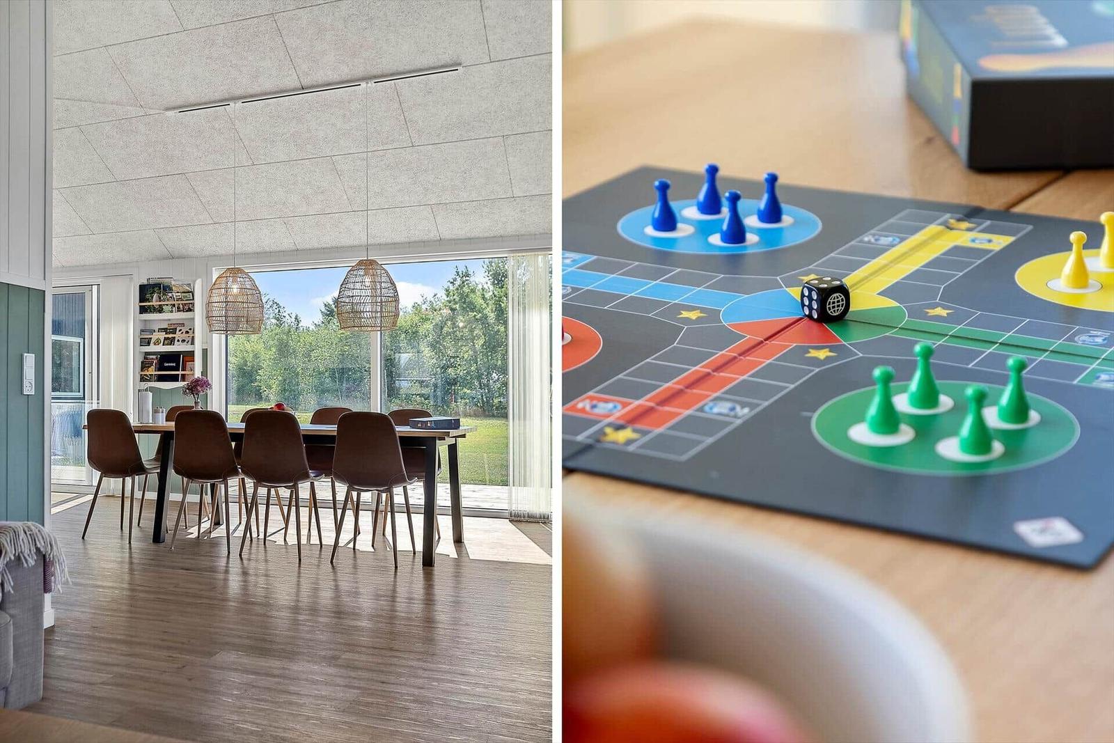 Essbereich mit Tisch und Stühlen. Spielbrett mit Spielsteinen und Würfel.