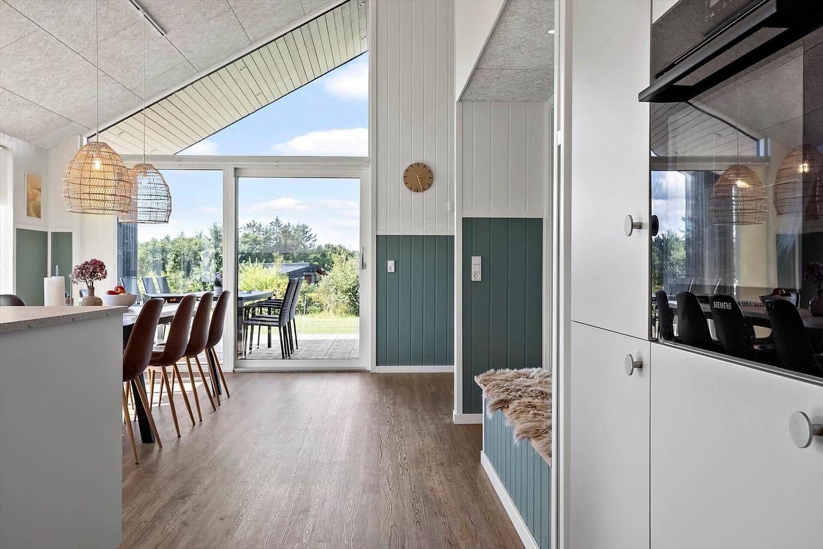 Moderne Küche mit Essbereich und Blick auf die Terrasse