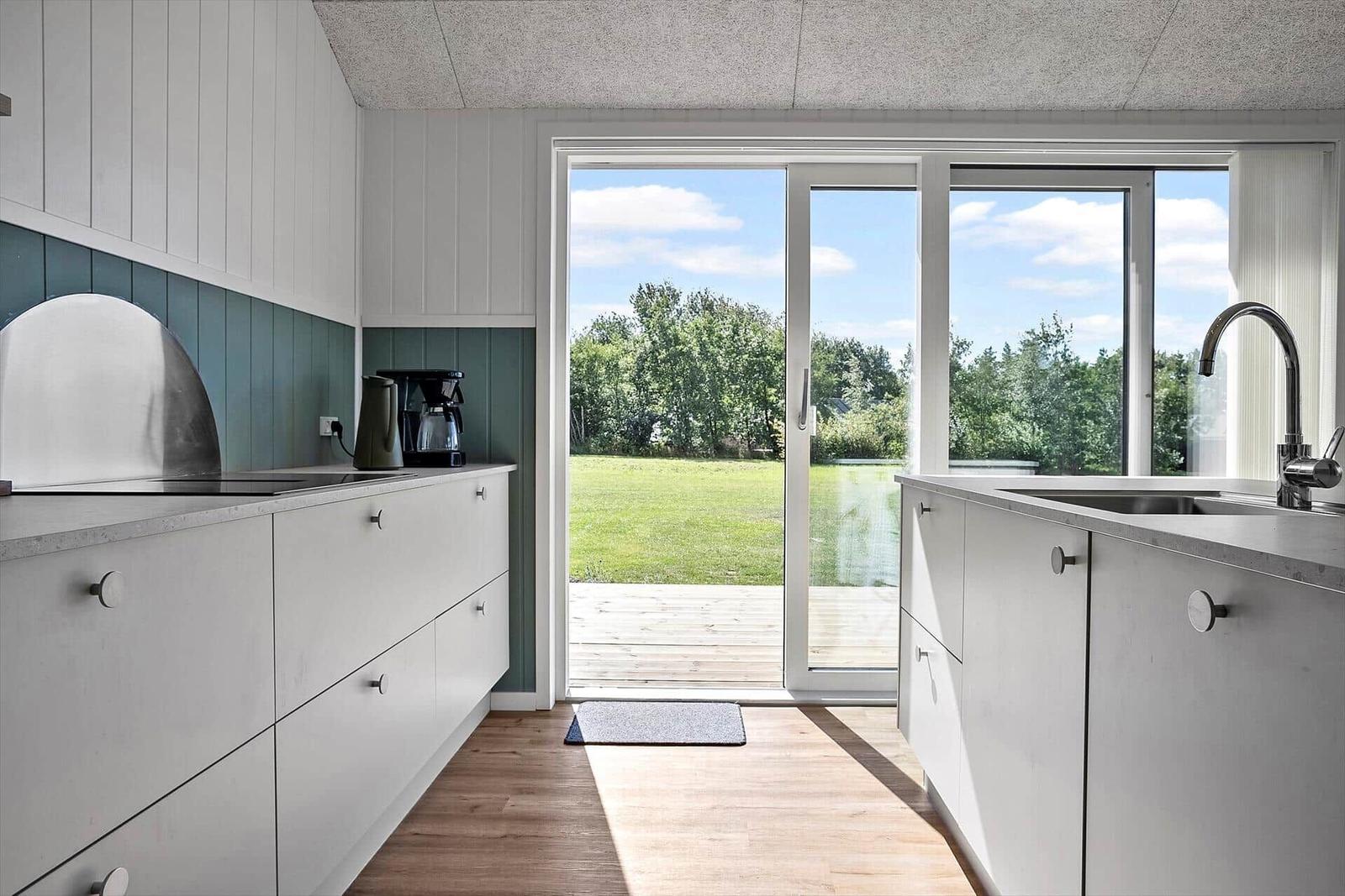 Küche mit Blick auf Garten und Wasser