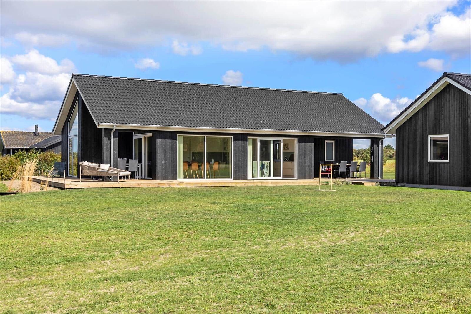 Moderne Villa mit großem Garten und Terrasse. Durchgehende Glasfronten.