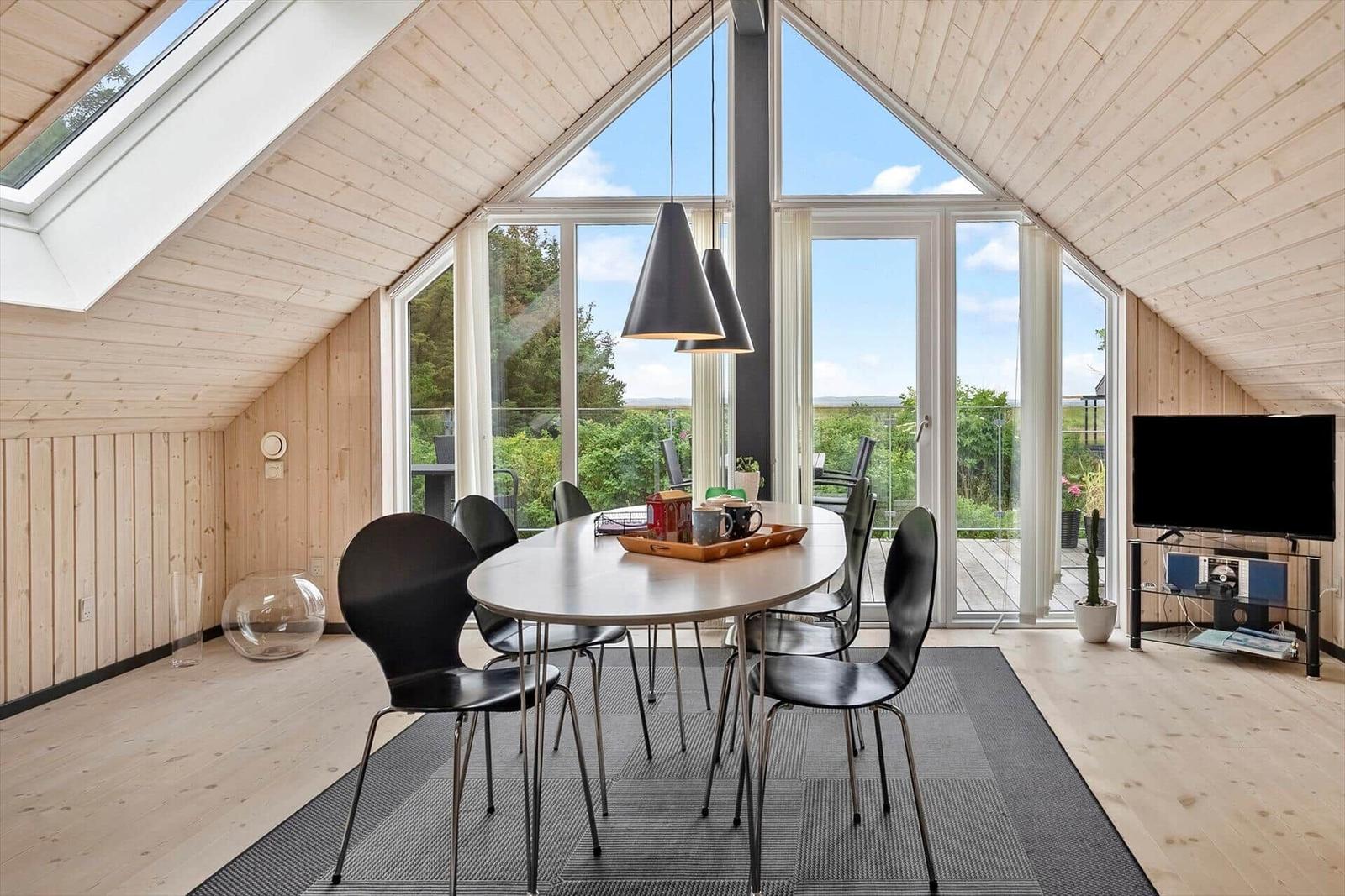 Essbereich mit Tisch, Stühlen und großem Fensterblick