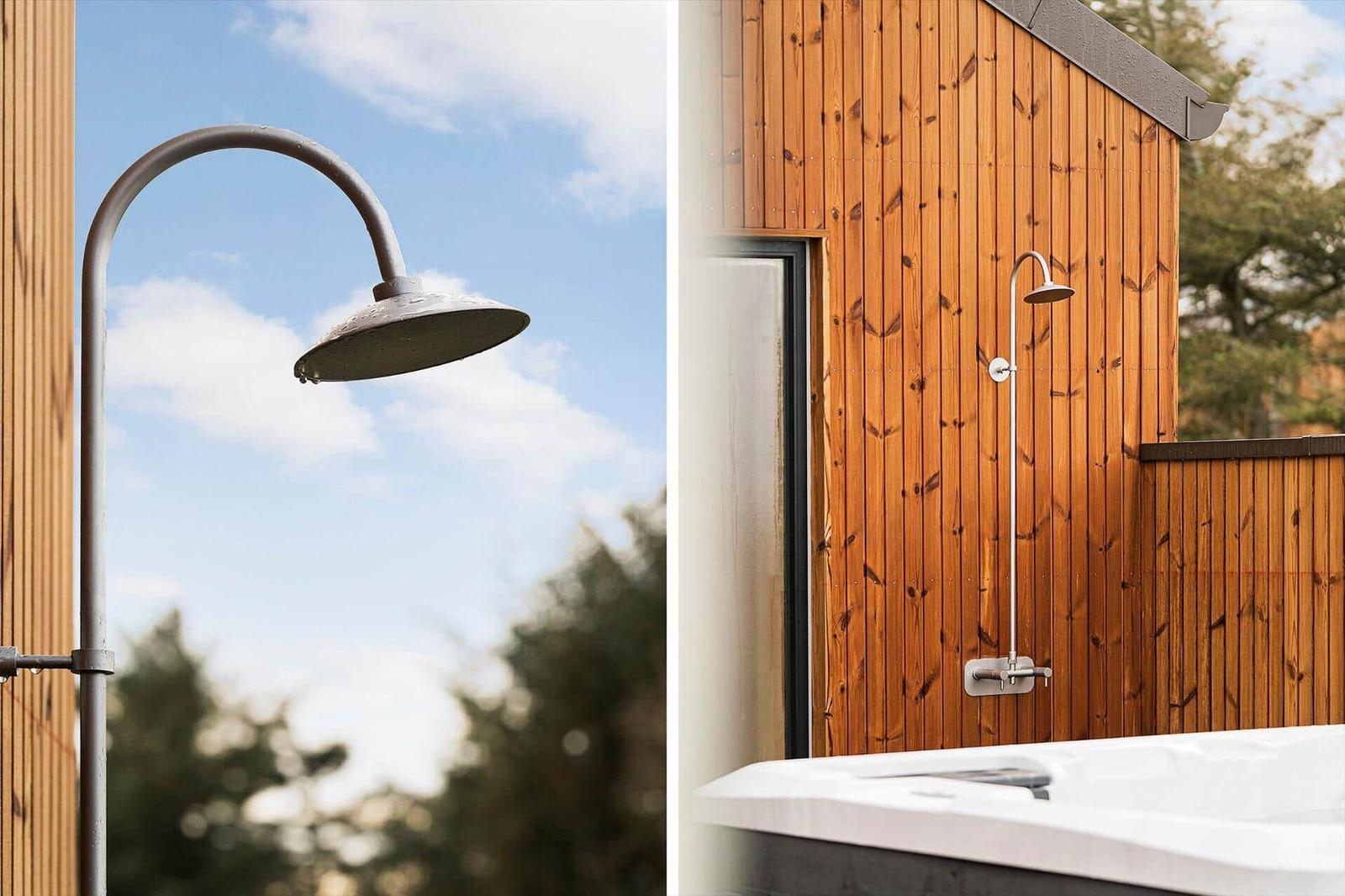 Außen-Dusche an Holzhaus mit Whirlpool im Hintergrund