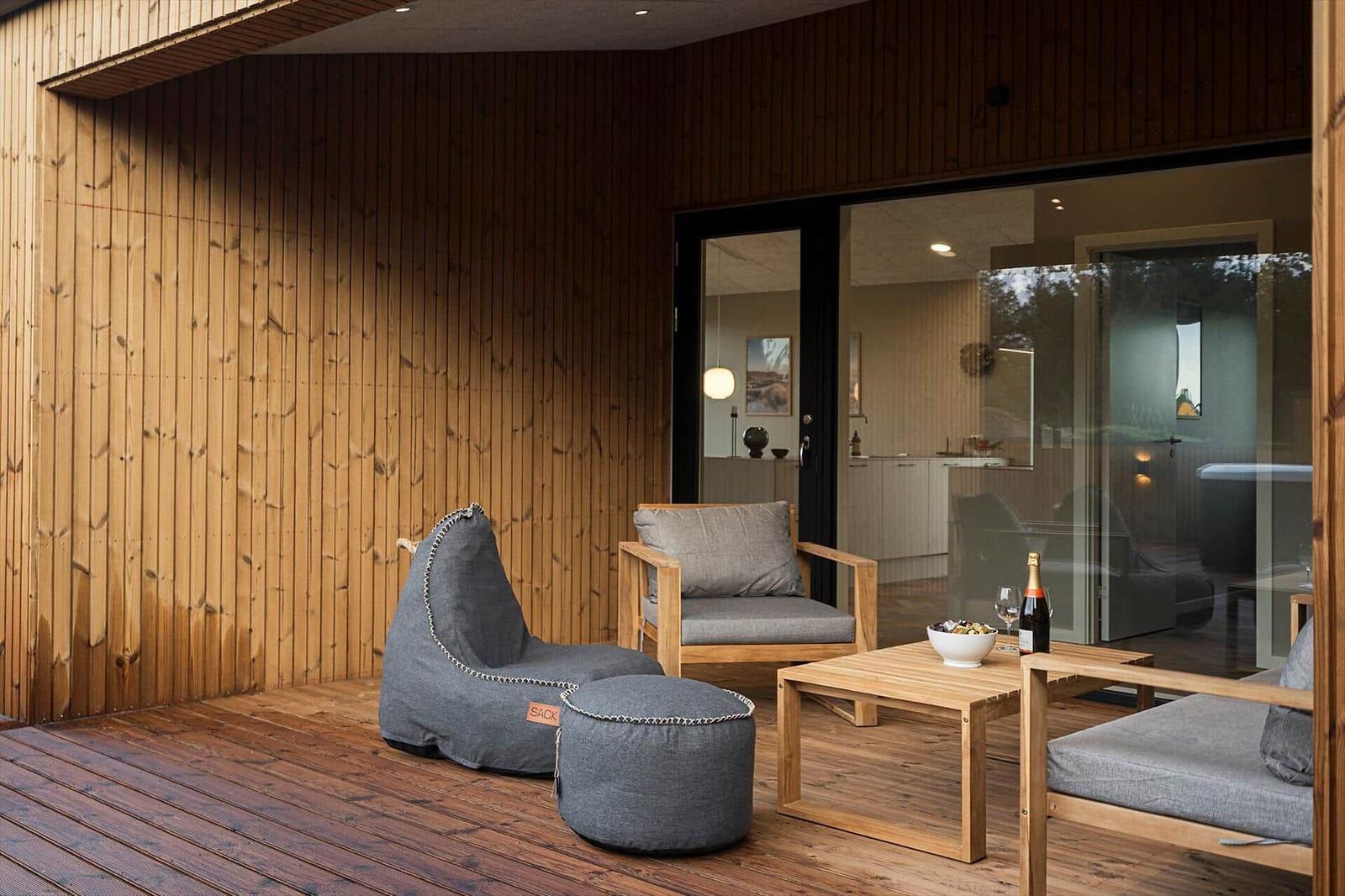 Terrasse mit Sitzgelegenheiten und Blick ins Haus.