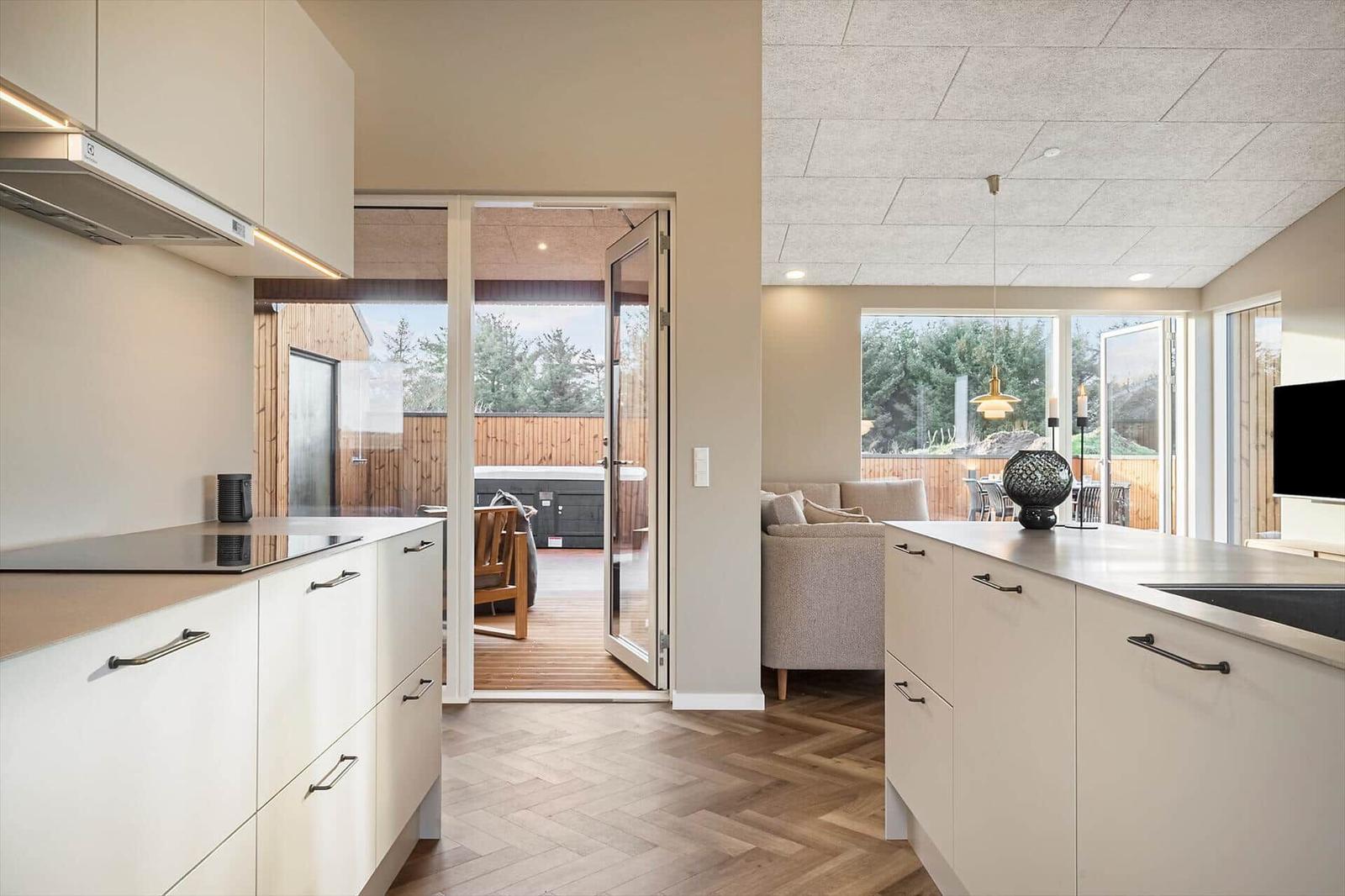 Küche mit Blick auf Terrasse und Whirlpool