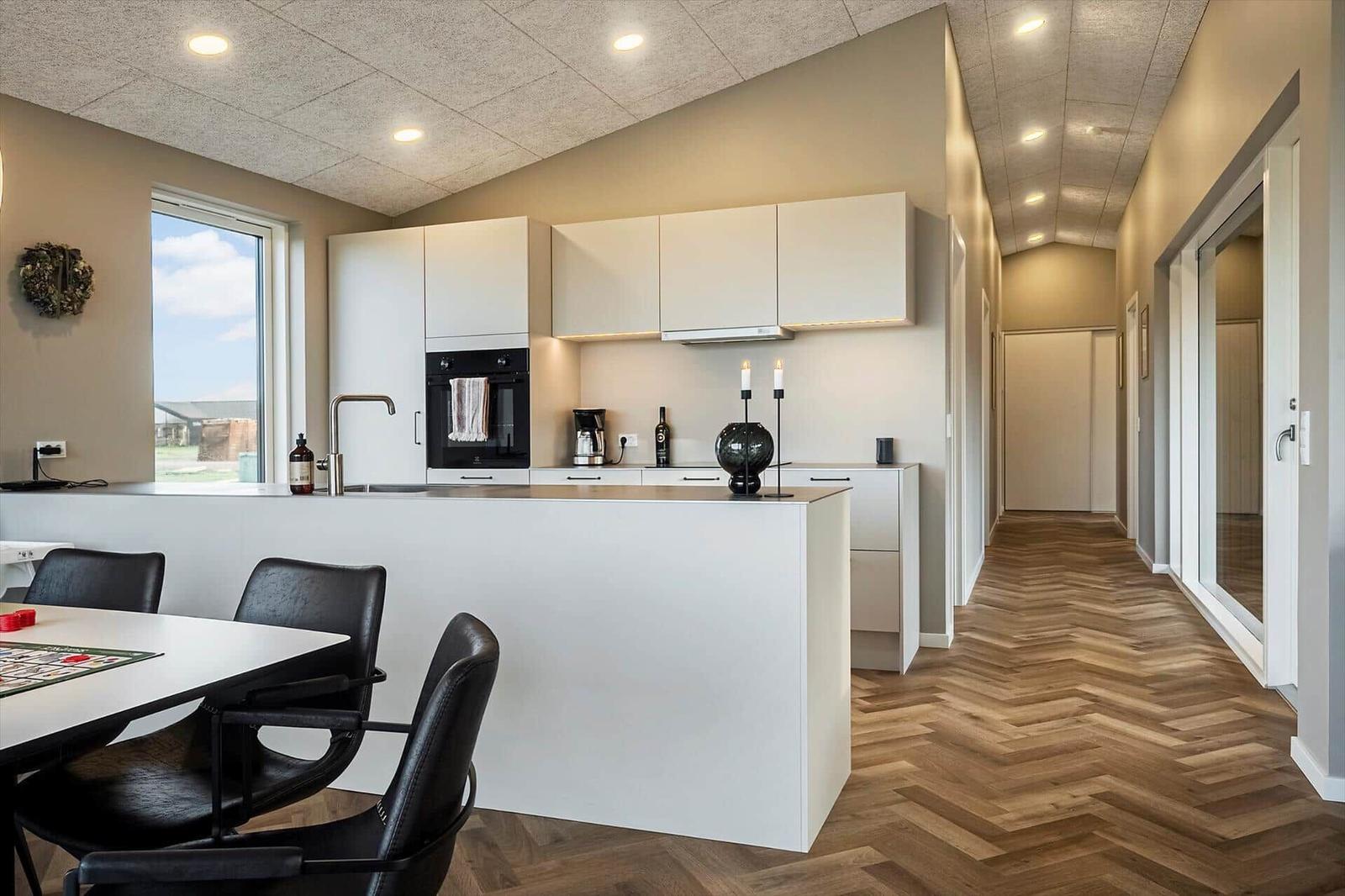 Moderne Küche mit Essbereich und Holzboden