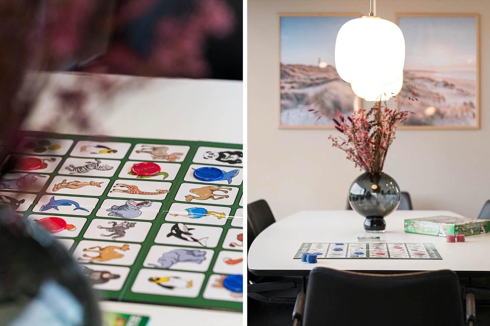 Tisch mit Spiel und Chips, Wandbild und Lampe im Raum