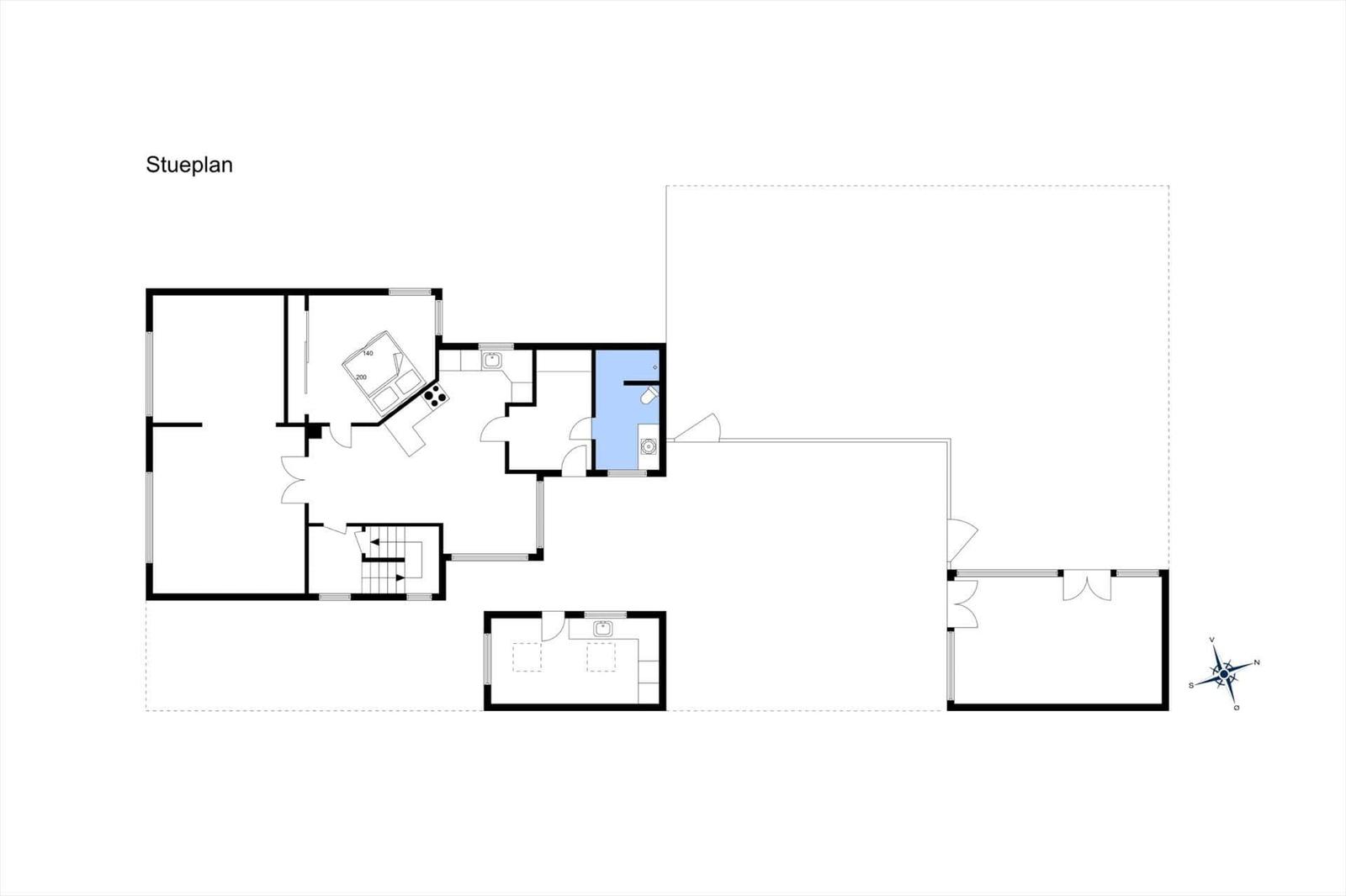 Stueplan zeigt Wohn- und Schlafzimmer, Küche, Bad und Terrasse mit Kompass.