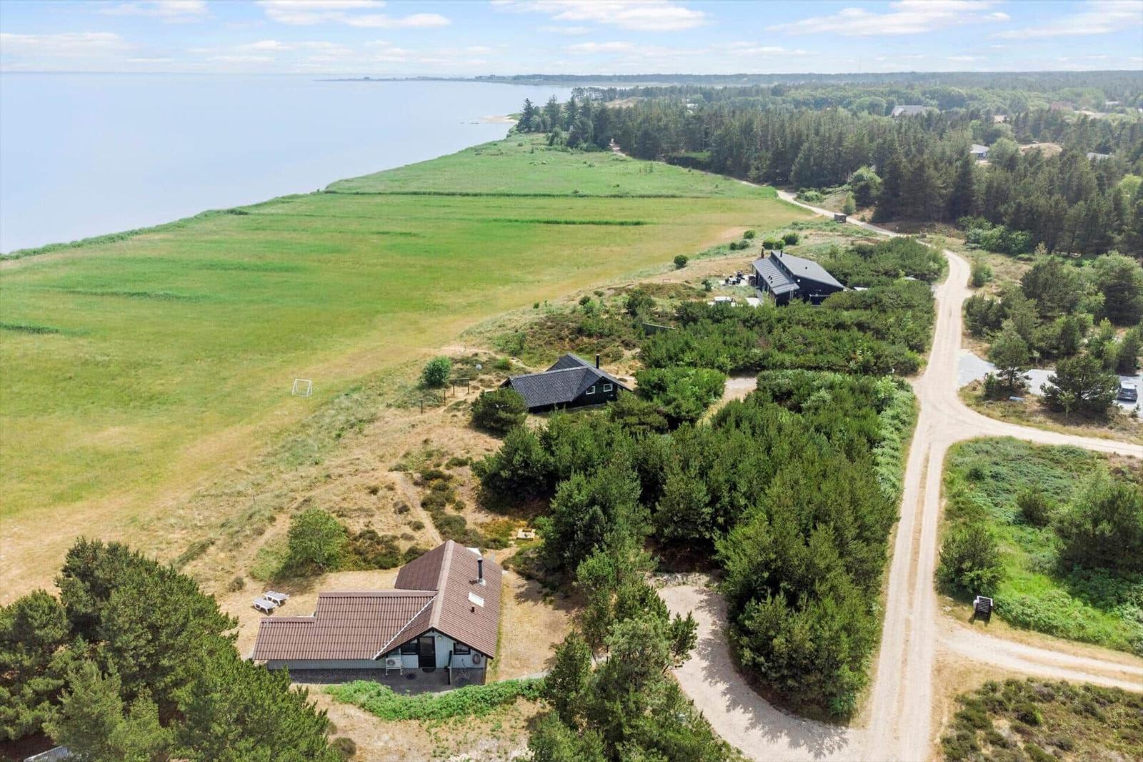 Haus mit Blick aufs Meer und umliegenden Wald.