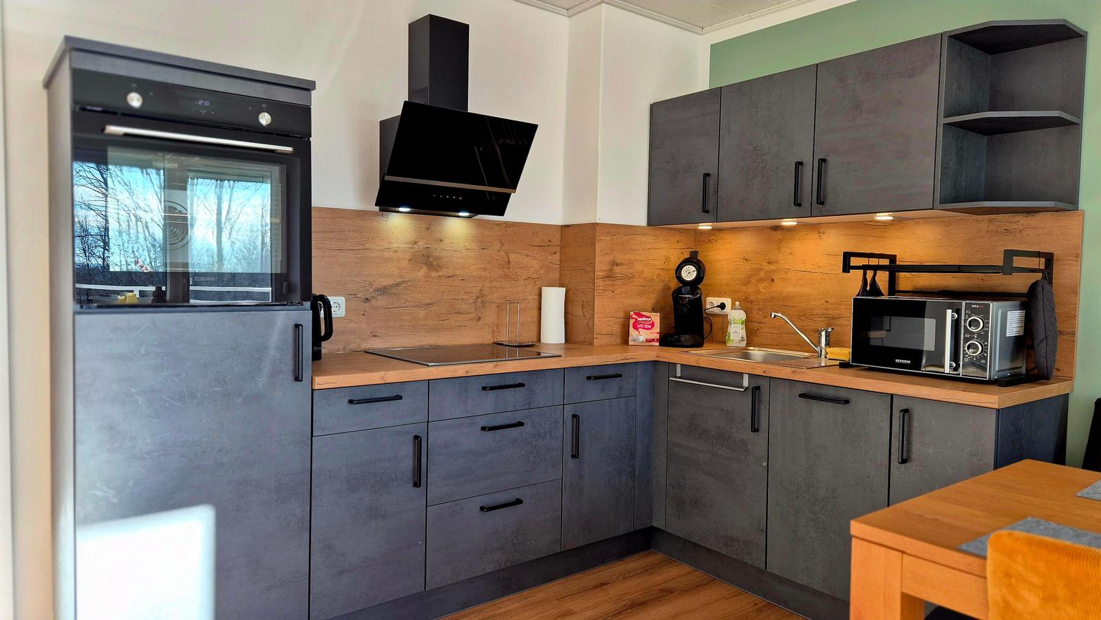 Neue, gut ausgestattete Küche.