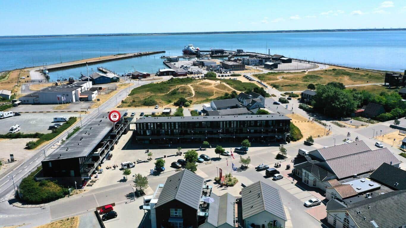 Aussicht auf Hafen mit Gebäuden und Wasser