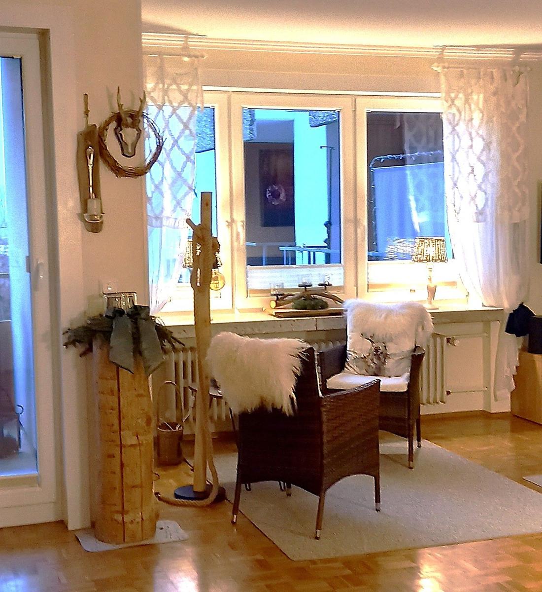 Lese-Ecke vor dem großen Fenster