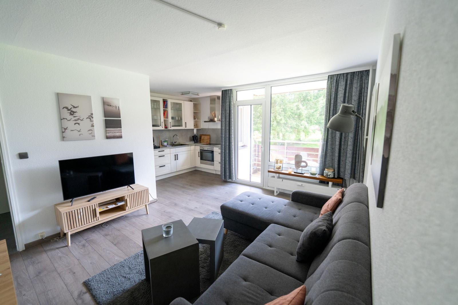 Blick in die Küche und den TV.