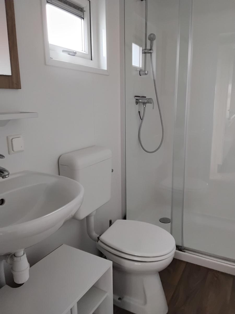 Badezimmer mit Dusche, Toilette und Waschbecken