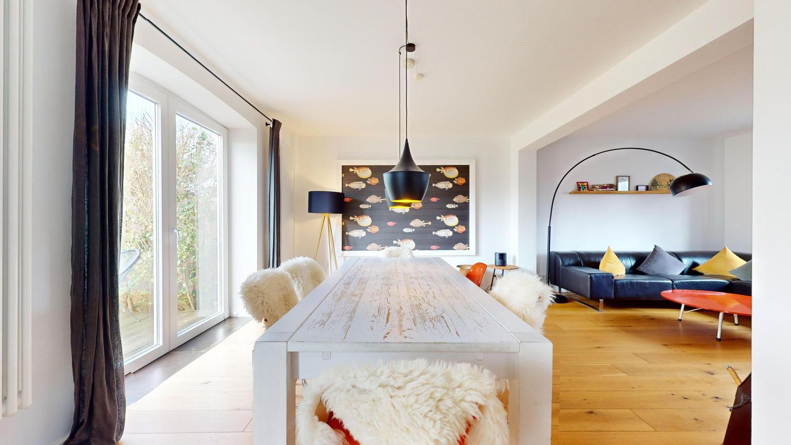 Essbereich mit Tisch und Stühlen, Wohnzimmer mit Sofa und Couchtisch