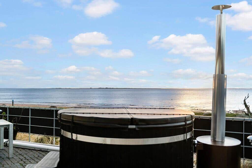On the terrace, there is a hot tub with a sea view.