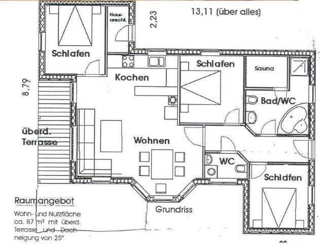 Grundriss einer Ferienwohnung mit Schlafbereichen, Küche, Bad und Sauna.