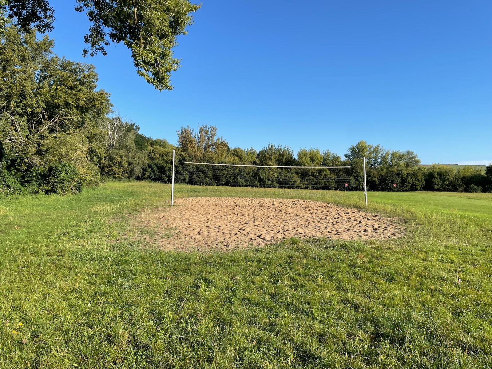 Beachvolleyball am Strand, ca. 300 Meter entfernt