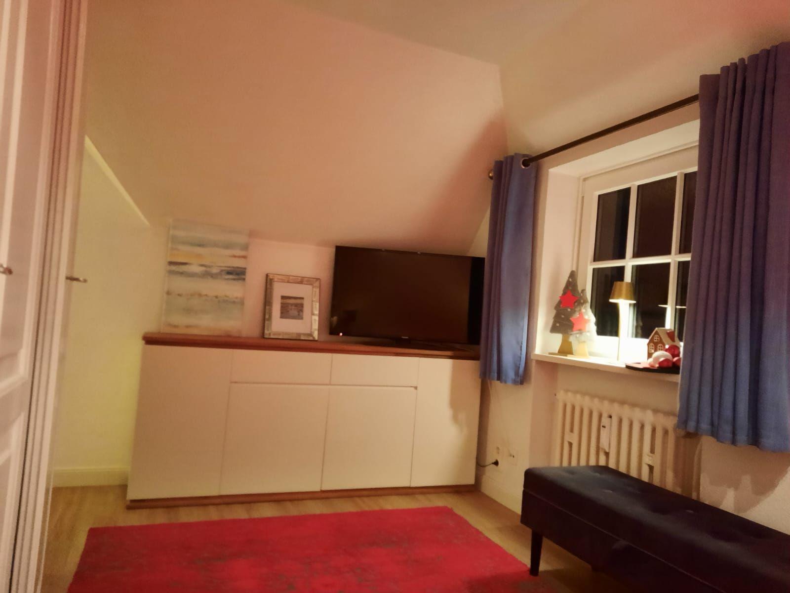 Kommode und Fernseher im Schlafzimmer