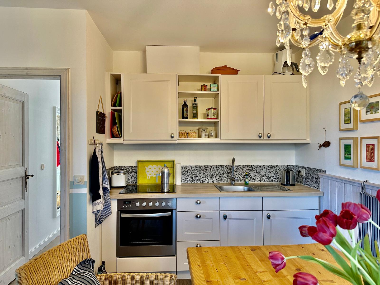 Die Küche: selbst kochen, backen, kühlen und dann - selbst spülen.