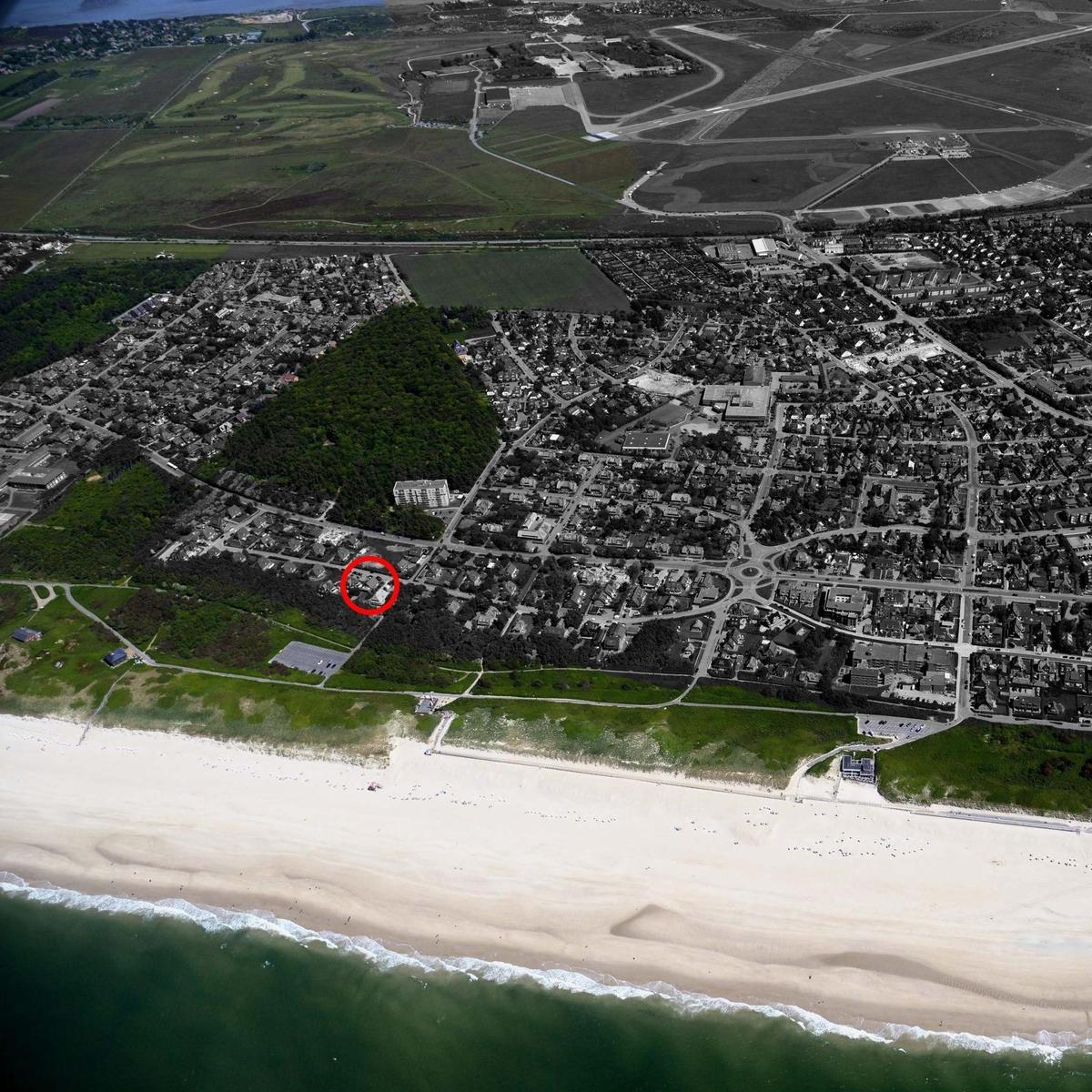 Haus in Strandnähe mit Blick auf Flugplatz und Golfplatz.