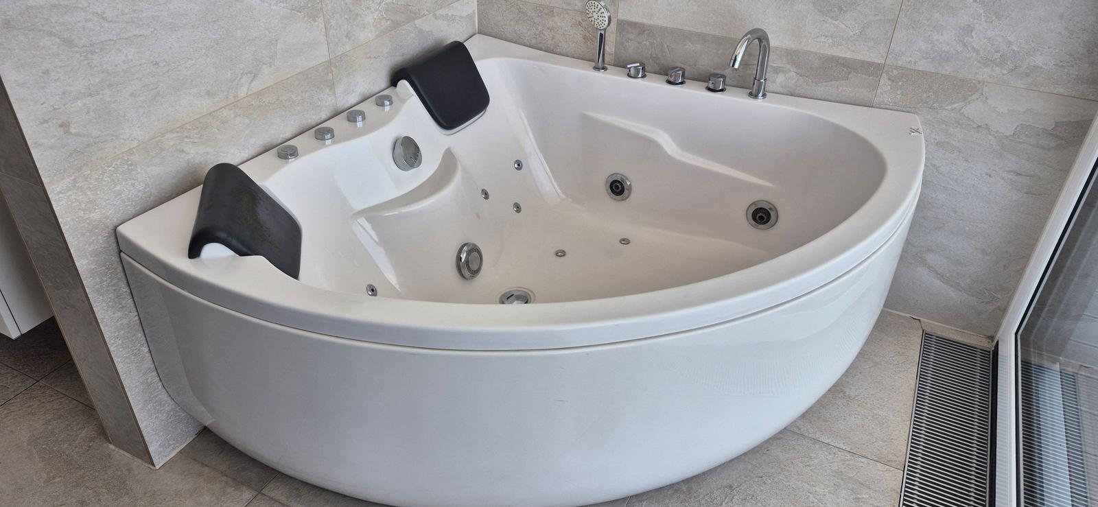 Eckbadewanne mit Massagefunktion und Duschkopf