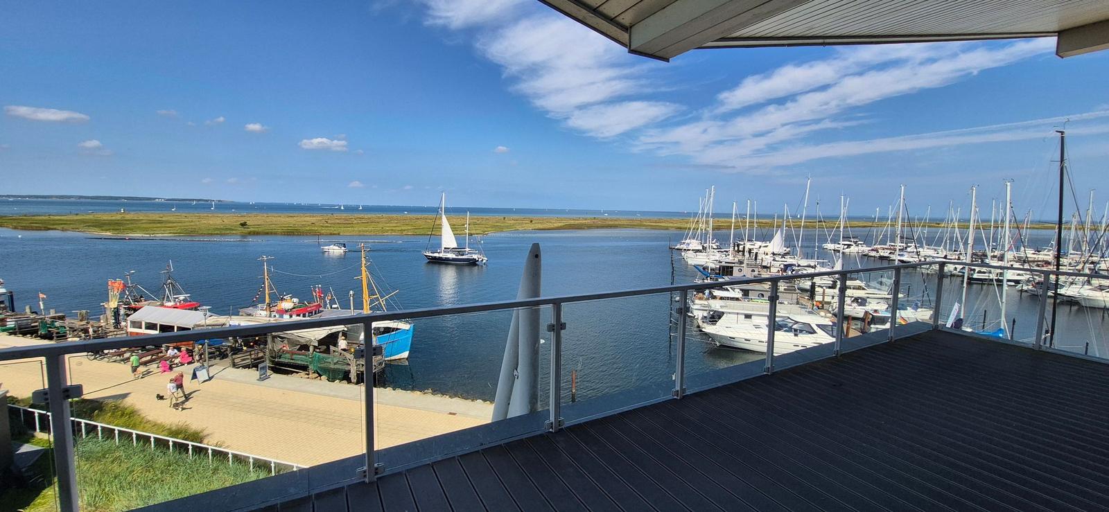 Terrasse mit Blick auf Hafen mit Booten und Wasser