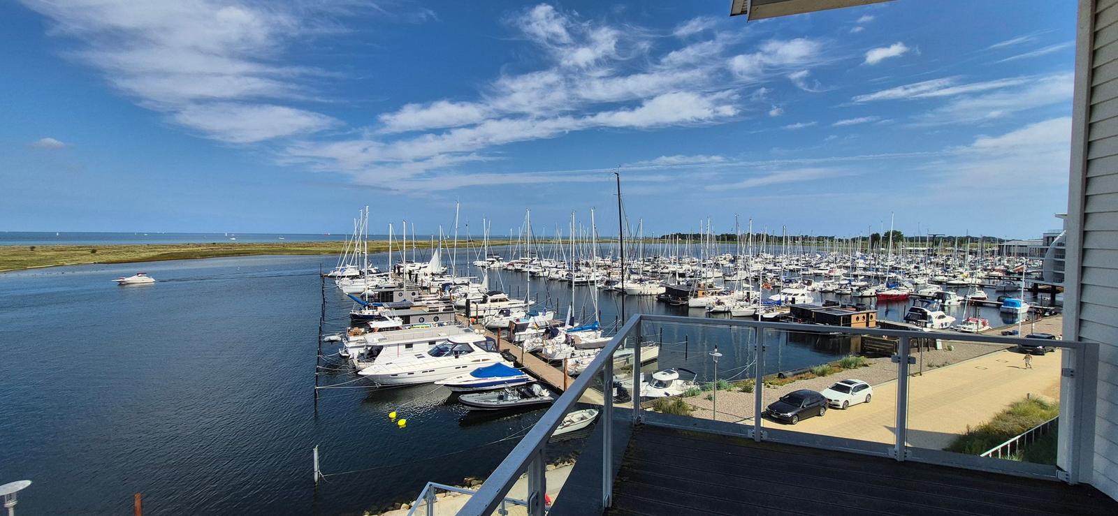 Blick auf Hafen mit vielen Booten und blauem Himmel.